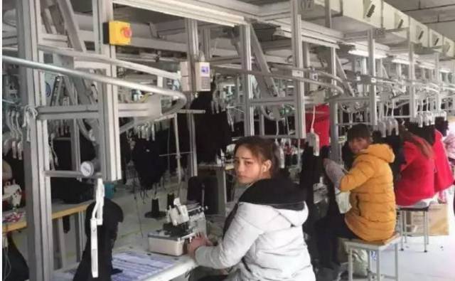 服裝廠如何在一條線上,生產(chǎn)多個款式?(吊掛)_科技